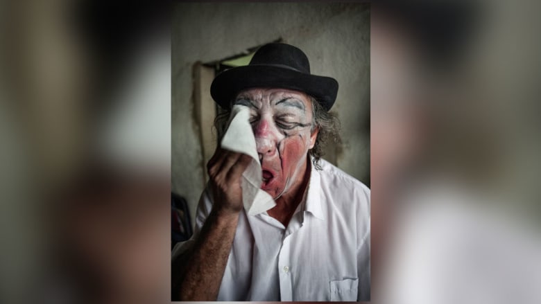 "مهرجون بلا حدود" يعيدون البسمة لأطفال سوريا اللاجئين "مهرجون بلا حدود" يعيدون البسمة لأطفال سوريا اللاجئين