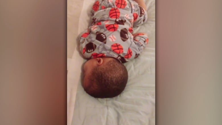طفل يستيقظ راقصا على أغنية برونو مارس
