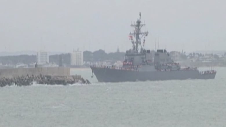 مقاتلة روسية "تتحرش" بسفينة حربية أمريكية في البحر الأسود