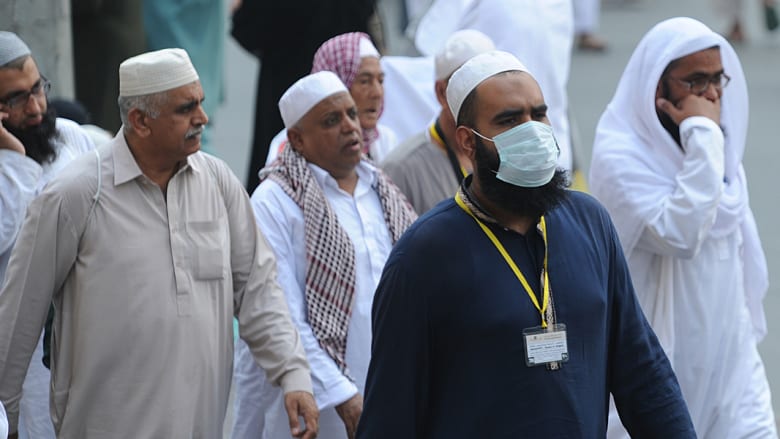 يضعون الأقنعة خلال موسم الحج الماضي في السعودية يضعون الأقنعة خلال موسم الحج الماضي في السعودية