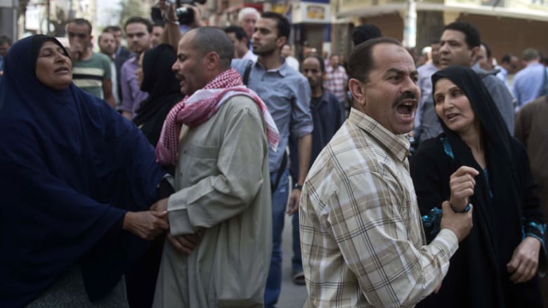 الحكم بإعدام المئات من "إخوان" مصر.. مشاهد من خارج المحكمة الحكم بإعدام المئات من "إخوان" مصر.. مشاهد من خارج المحكمة