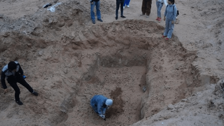غضب في الصين بعد انتشار صور لدفن عشرات الكلاب وهي حية غضب في الصين بعد انتشار صور لدفن عشرات الكلاب وهي حية