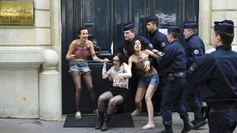 بالصور.. أمينة ورفيقاتها عاريات أمام سفارة مصر بفرنسا احتجاجا على حكم "إعدام الإخوان" بالصور.. أمينة ورفيقاتها عاريات أمام سفارة مصر بفرنسا احتجاجا على حكم "إعدام الإخوان"