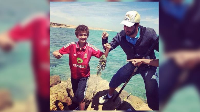 يظهر أبوتريكة في هذه الصورة مع ابنه وهو يصطاد السمك يظهر أبوتريكة في هذه الصورة مع ابنه وهو يصطاد السمك