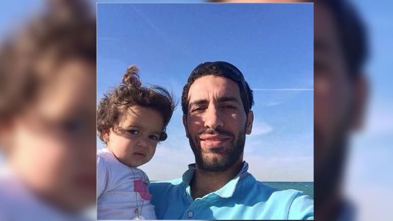 وفي هذه الصورة يحمل أبوتريكة ابنته وفي هذه الصورة يحمل أبوتريكة ابنته