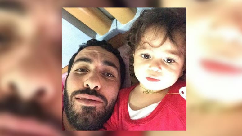 صورة أخرى لأبوتريكة مع ابنته بطريقة السلفي صورة أخرى لأبوتريكة مع ابنته بطريقة السلفي
