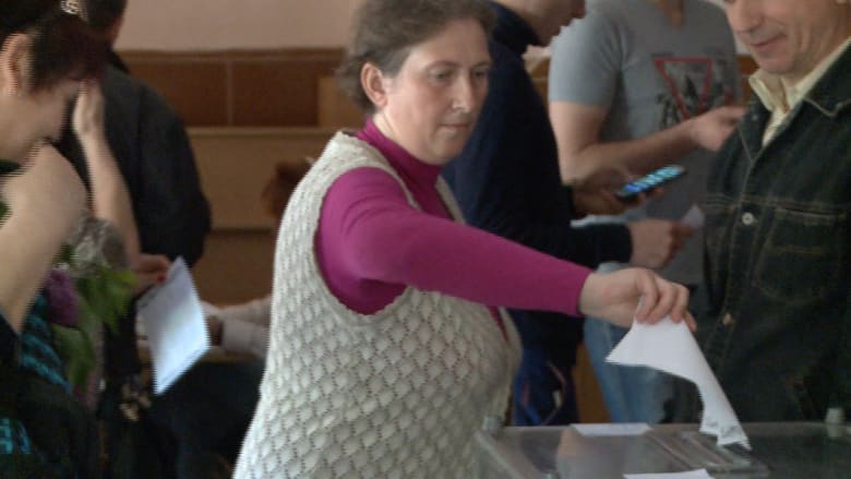 أشخاص يدلون بصوتين في دونيتسك