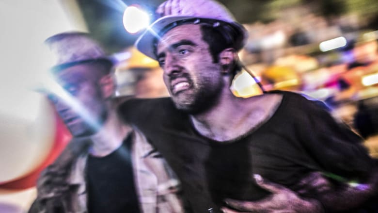 بالصور.. فرحة الناجين وحزن ذوي القتلى وترقب للمفقودين بمنجم تركيا بالصور.. فرحة الناجين وحزن ذوي القتلى وترقب للمفقودين بمنجم تركيا