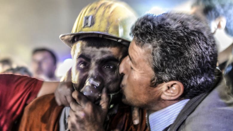 بالصور.. فرحة الناجين وحزن ذوي القتلى وترقب للمفقودين بمنجم تركيا بالصور.. فرحة الناجين وحزن ذوي القتلى وترقب للمفقودين بمنجم تركيا
