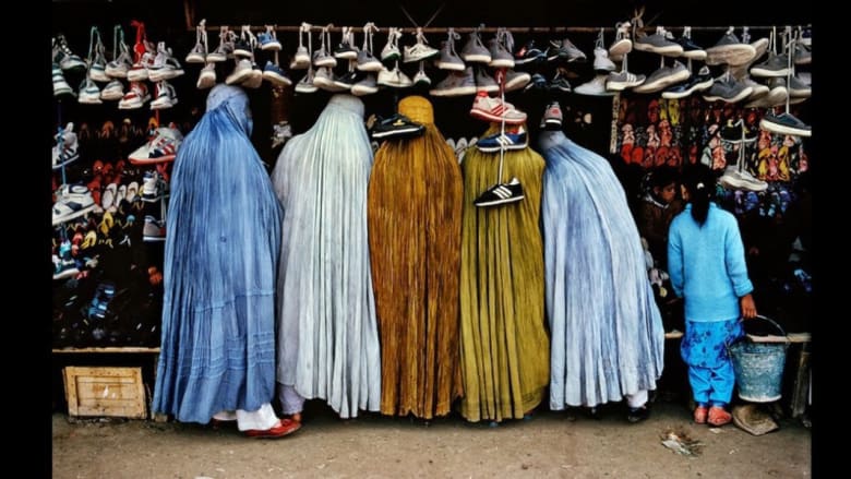 نساء أفغانيات في محل لبيع الاحذية في كابول، 1992 نساء أفغانيات في محل لبيع الاحذية في كابول، 1992
