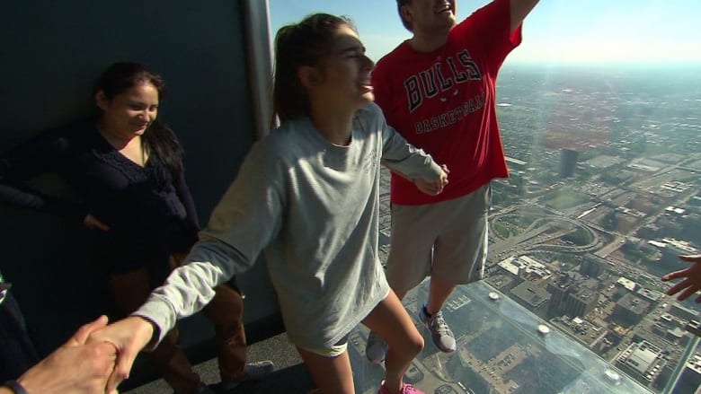 تشقق أرضية زجاجية تحت أقدام السياح على ارتفاع  103 طوابق 