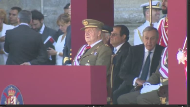 بعد تنحيه عن العرش خوان كارلوس يظهر باللباس العسكري