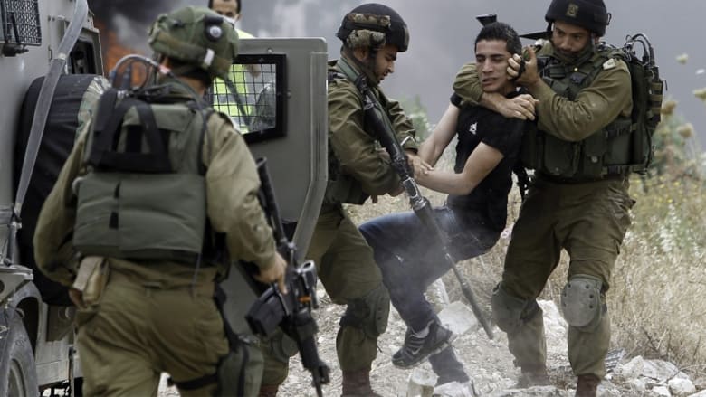 الأسبوع في صور.. إغماء خلال خطاب ملكي واحتجاز فلسطيني وحزن هندي اغتصبت ابنته الأسبوع في صور.. إغماء خلال خطاب ملكي واحتجاز فلسطيني وحزن هندي اغتصبت ابنته