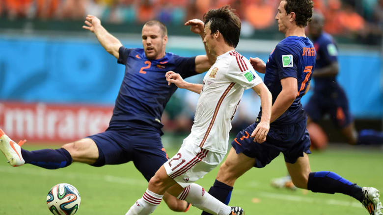 مباراة كأس العالم الثالثة .. إسبانيا وهولندا بالصور مباراة كأس العالم الثالثة .. إسبانيا وهولندا بالصور