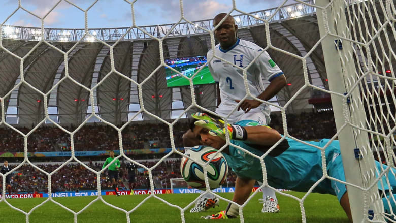 كيف أقرّ الهدف الذي سجلته هندوراس في مرماها؟ التكنولوجيا التي قطعت الشك باليقين كيف أقرّ الهدف الذي سجلته هندوراس في مرماها؟ التكنولوجيا التي قطعت الشك باليقين