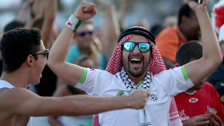فرحة الجزائريين من بورتو أليغري إلى مرسيليا فرحة الجزائريين من بورتو أليغري إلى مرسيليا