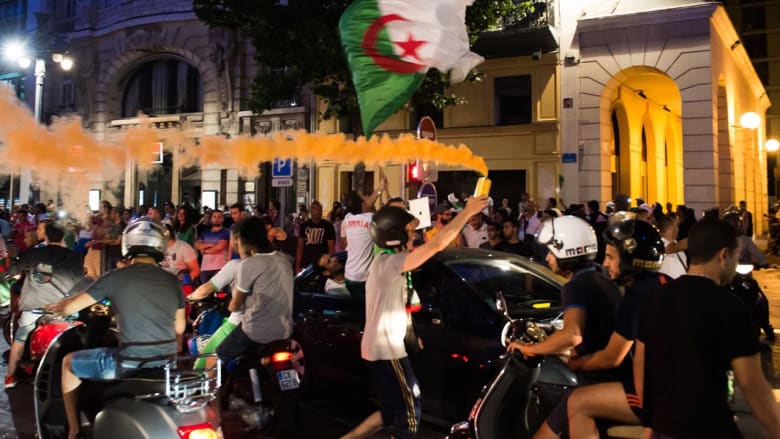 فرحة الجزائريين من بورتو أليغري إلى مرسيليا فرحة الجزائريين من بورتو أليغري إلى مرسيليا