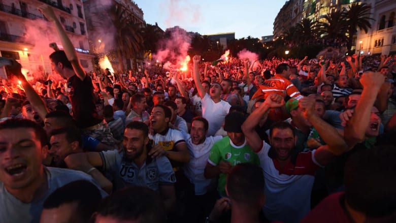 فرحة الجزائريين من بورتو أليغري إلى مرسيليا فرحة الجزائريين من بورتو أليغري إلى مرسيليا