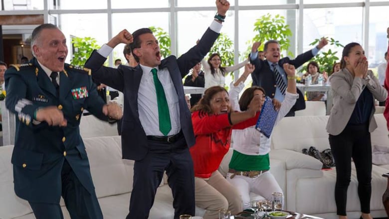 من الأفضل في التشجيع: رئيس المكسيك أم مدربها؟ من الأفضل في التشجيع: رئيس المكسيك أم مدربها؟