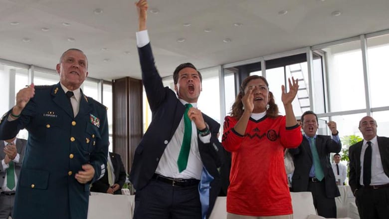 من الأفضل في التشجيع: رئيس المكسيك أم مدربها؟ من الأفضل في التشجيع: رئيس المكسيك أم مدربها؟