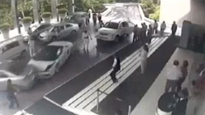 سائق خدمة صف السيارات يحطم سيارة لامبورغيني