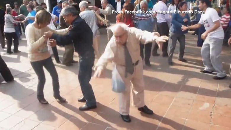 عجوز يرمي عكازتيه ليرقص في الشارع