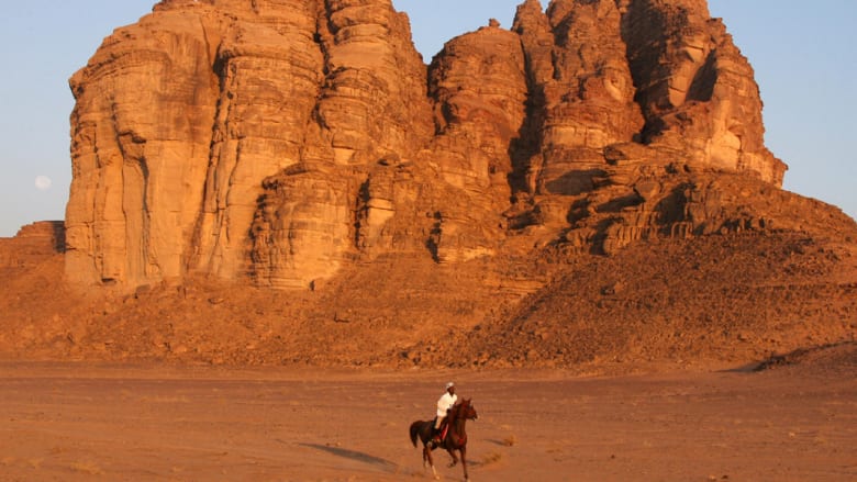 بالصور..كيف تتنافس الخيول عبر الكثبان الرملية في الصحراء بالصور..كيف تتنافس الخيول عبر الكثبان الرملية في الصحراء