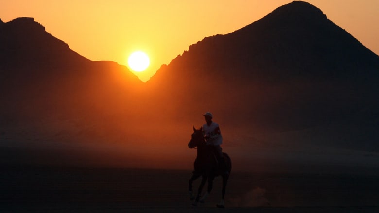 بالصور..كيف تتنافس الخيول عبر الكثبان الرملية في الصحراء بالصور..كيف تتنافس الخيول عبر الكثبان الرملية في الصحراء