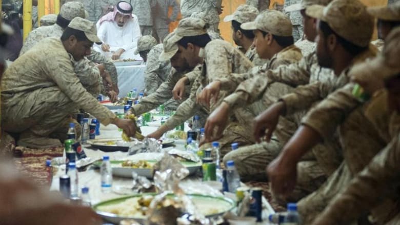 الأمير سلمان يعايد الجنود الأمير سلمان يعايد الجنود
