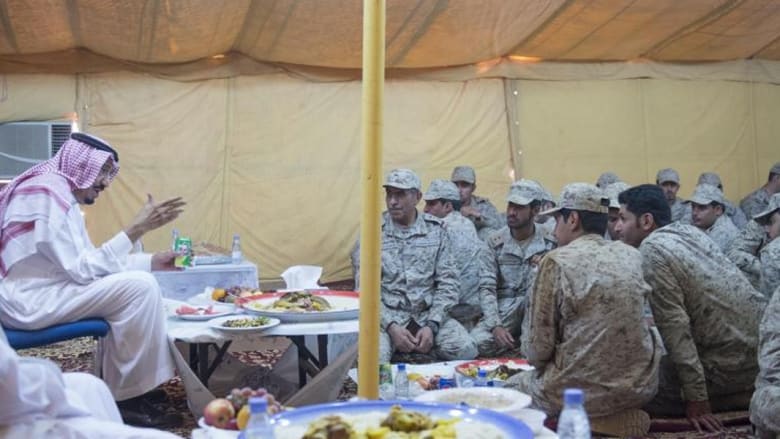 الأمير سلمان يعايد الجنود الأمير سلمان يعايد الجنود