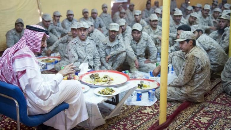 الأمير سلمان يعايد الجنود الأمير سلمان يعايد الجنود