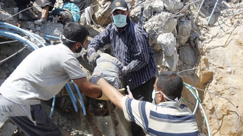 انتشال الجثث من منزل مدمر في غزة انتشال الجثث من منزل مدمر في غزة