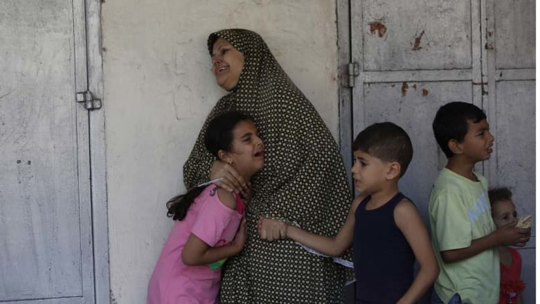 أم وأطفالها في حالة رعب بغزة أم وأطفالها في حالة رعب بغزة