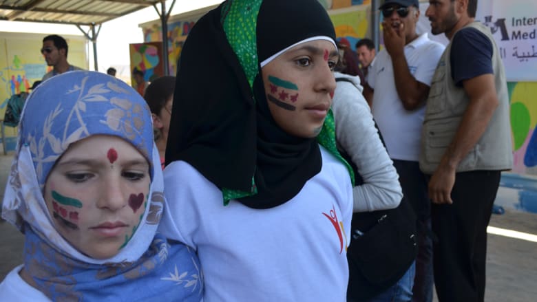 أطفال "الزعتري" يرفضون التخلي عن الأمل بمسيرة للسلام العالمي أطفال "الزعتري" يرفضون التخلي عن الأمل بمسيرة للسلام العالمي