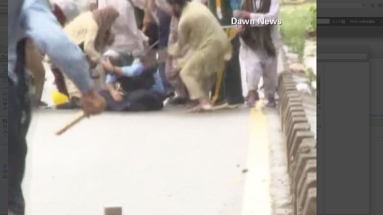 بالفيديو.. شرطي باكستاني وقع بأيدي محتجين.. فماذا حدث له؟