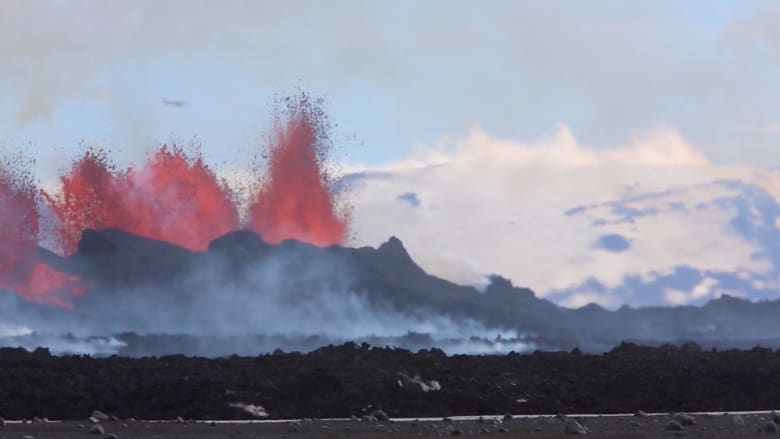 شاهد تدفق الحمم من بركان "بارداربونغا"