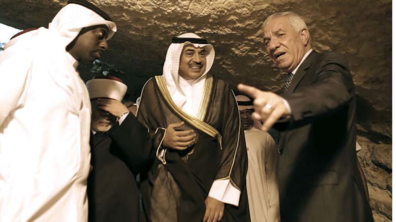 نائب رئيس الوزراء، وزير الخارجية الكويتي صباح الخالد الصباح يتحدث مع عزام الخطيب، المدير العام للمسجد الأقصى والأوقاف الإسلامية، داخل مسجد قبة الصخرة في الحرم القدسي 14 أغسطس/ آب 2014 نائب رئيس الوزراء، وزير الخارجية الكويتي صباح الخالد الصباح يتحدث مع عزام الخطيب، المدير العام للمسجد الأقصى والأوقاف الإسلامية، داخل مسجد قبة الصخرة في الحرم القدسي 14 أغسطس/ آب 2014