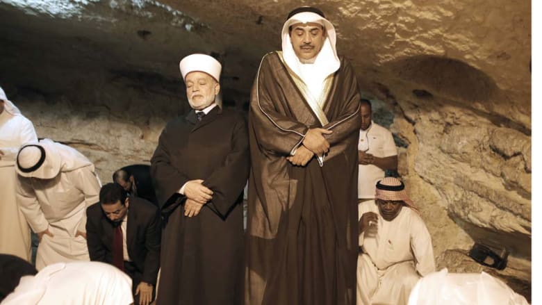 نائب رئيس الوزراء وزير خارجية الكويت يؤدي الصلاة مع مقتي القدس محمد حسين داخل مسجد قبة الصخرة بالحرم القدسي، 14 سبتمبر/ أيلول 2014 نائب رئيس الوزراء وزير خارجية الكويت يؤدي الصلاة مع مقتي القدس محمد حسين داخل مسجد قبة الصخرة بالحرم القدسي، 14 سبتمبر/ أيلول 2014
