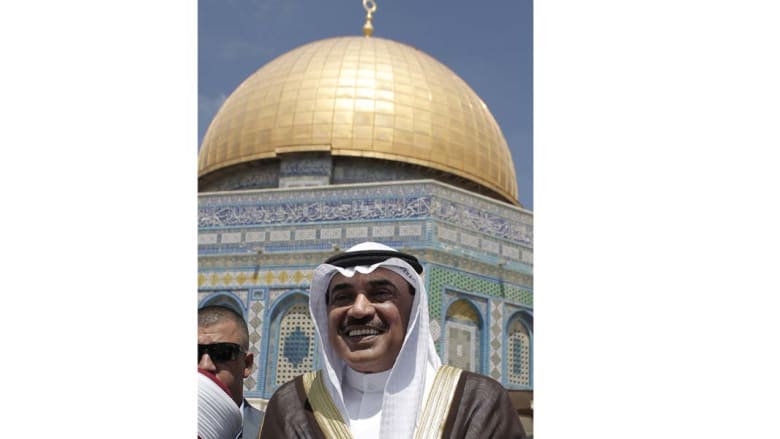 نائب رئيس الوزراء وزير الخارجية الكويتي، صباح الخالد الصباح أمام مسجد قبة الصخرة في الحرم القدسي خلال زيارة هي الأولى من نوعها لمسؤول كويتي منذ 1967، الزيارة في 14 اغسطس/ أب 2014 نائب رئيس الوزراء وزير الخارجية الكويتي، صباح الخالد الصباح أمام مسجد قبة الصخرة في الحرم القدسي خلال زيارة هي الأولى من نوعها لمسؤول كويتي منذ 1967، الزيارة في 14 اغسطس/ أب 2014