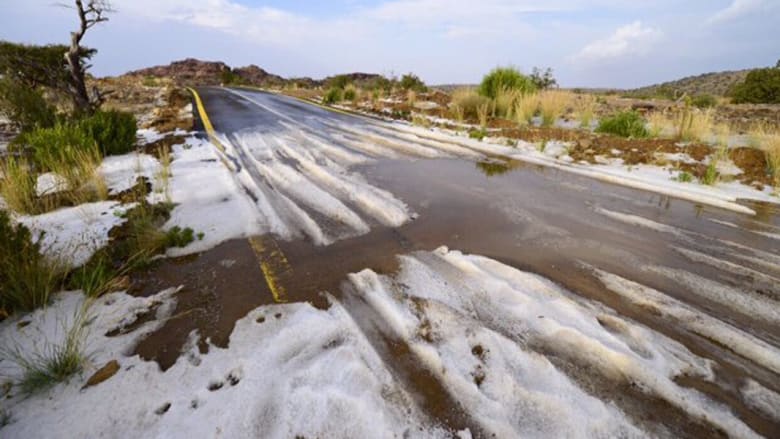 في عز حرارة الخليج الثلوج تكسو جبال عسير في السعودية في عز حرارة الخليج الثلوج تكسو جبال عسير في السعودية