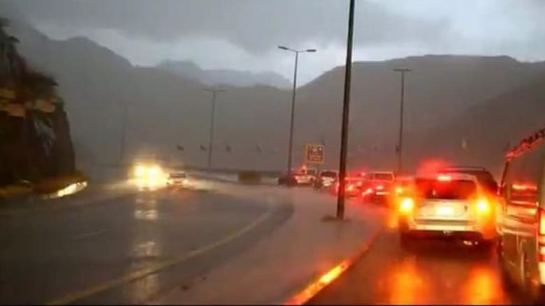 في عز حرارة الخليج الثلوج تكسو جبال عسير في السعودية في عز حرارة الخليج الثلوج تكسو جبال عسير في السعودية