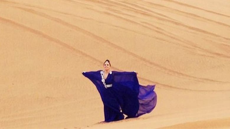 ليدي غاغا بالعباءة في صحراء الإمارات ثم بلباس "فضائي" في نيويورك ليدي غاغا بالعباءة في صحراء الإمارات ثم بلباس "فضائي" في نيويورك