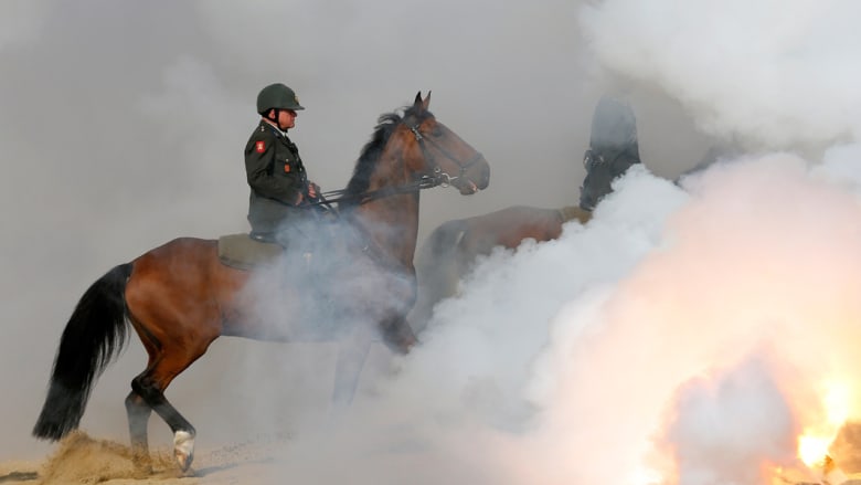 بالصور هل تهزم الخيول بين النار والدخان Cnn Arabic