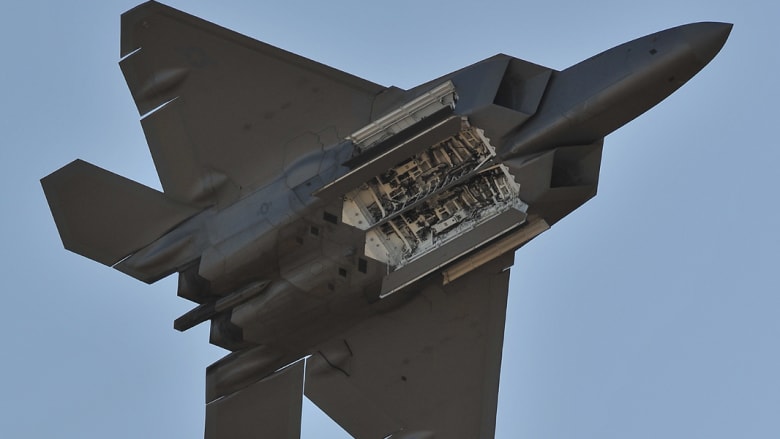 بالصور.. مقاتلات F-22 الأمريكية تشارك لأول مرة بمهام قتالية بسوريا بالصور.. مقاتلات F-22 الأمريكية تشارك لأول مرة بمهام قتالية بسوريا