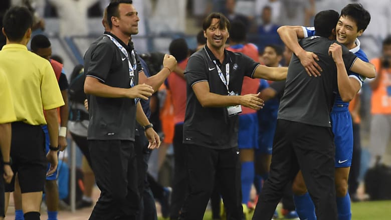 الهلال السعودي يخسر أمام العين بالإمارات ويتأهل لنهائي أبطال آسيا الهلال السعودي يخسر أمام العين بالإمارات ويتأهل لنهائي أبطال آسيا