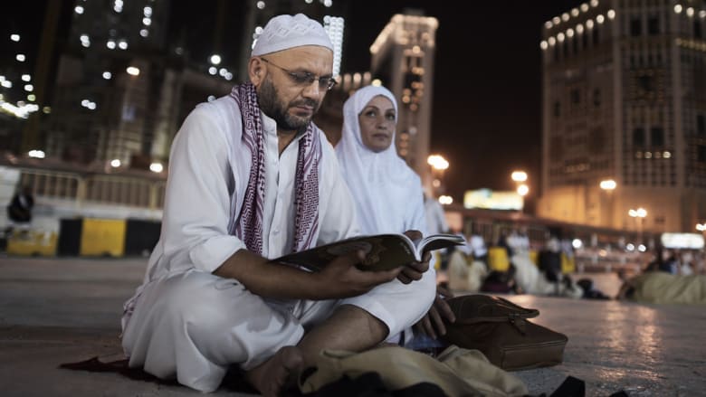 الاستعداد لمشعر منى.. الكعبة ترتدي كسوتها الجديدة الجمعة .. الشريم إمام جمعة يوم عرفة والأضحى الاستعداد لمشعر منى.. الكعبة ترتدي كسوتها الجديدة الجمعة .. الشريم إمام جمعة يوم عرفة والأضحى