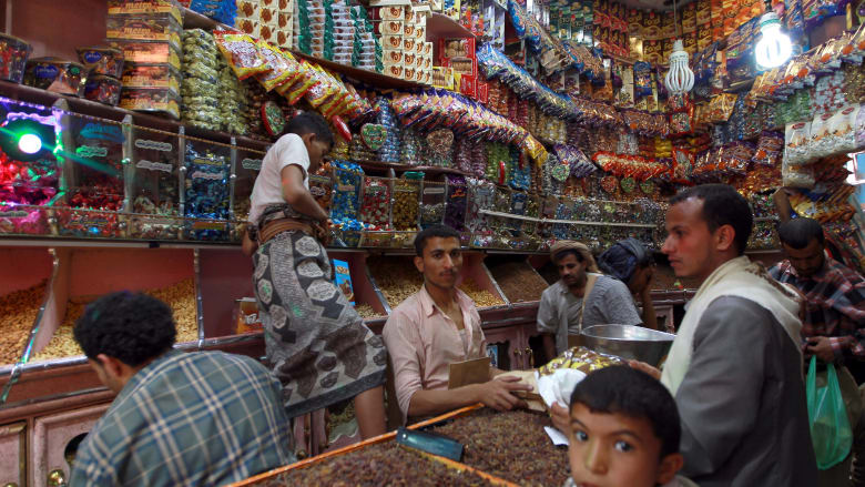 بائع في العاصمة اليمنية صنعاء يبيع الحلويات لبعض زبائنه بمناسبة العيد بائع في العاصمة اليمنية صنعاء يبيع الحلويات لبعض زبائنه بمناسبة العيد