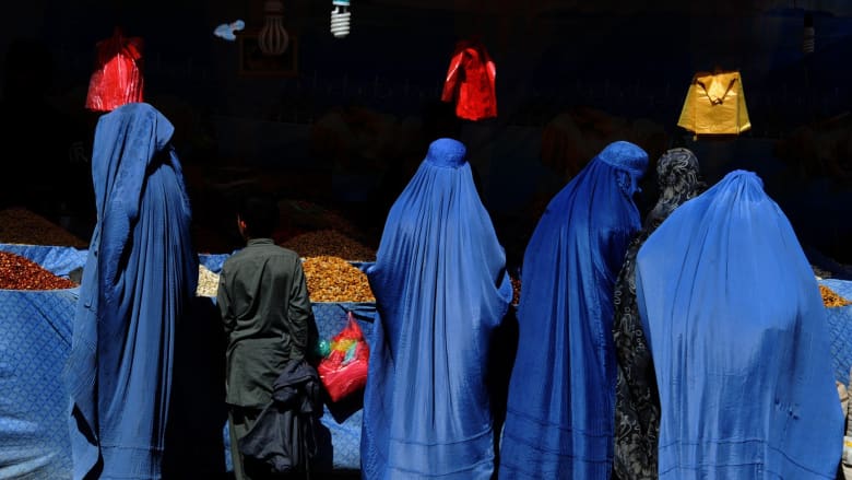 أفغانيات يشترين الفواكه استعدادا لعيد الأضحى في أحد أسواق كابول أفغانيات يشترين الفواكه استعدادا لعيد الأضحى في أحد أسواق كابول