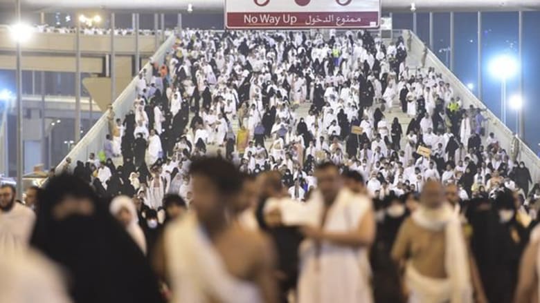 طلائع ضيوف الرحمن تبدأ رمي الجمرات الكبرى طلائع ضيوف الرحمن تبدأ رمي الجمرات الكبرى