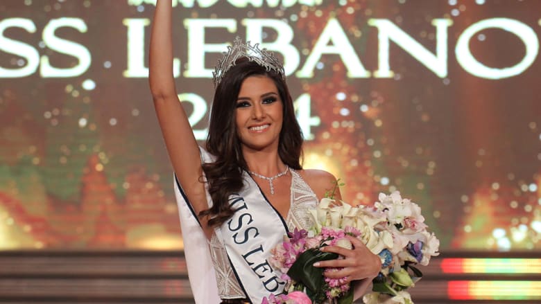 سالي جريج تحيي الحضور بعد تتويجها سالي جريج تحيي الحضور بعد تتويجها